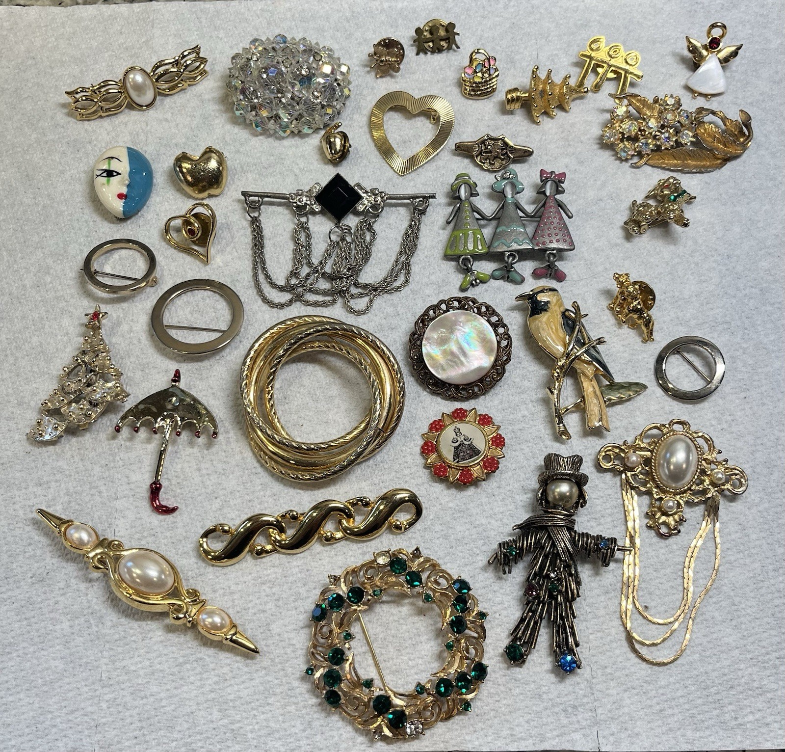 Vintage Brooch Pin Lot Gold Tone Silver Tone Mixed Materials 33 Pc Stones Ect