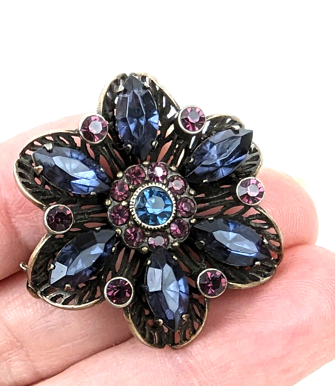 Sapphire Blue & Amethyst Rhinestone Filigree Vintage Silver Tone Brooch Pin 1.5″