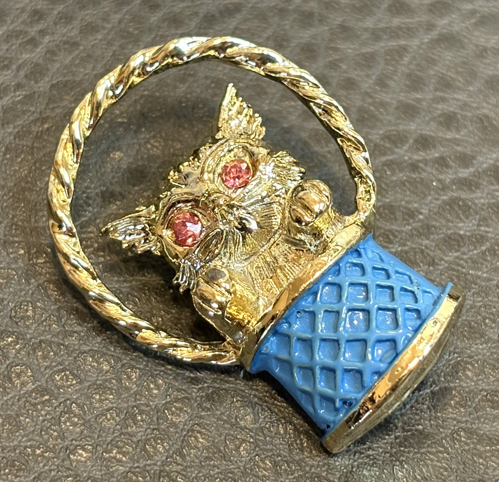 Gerry’s Vintage Kitten Cat Blue Enamel Basket Pin Pink Rhinestone Eyes Gold Tone