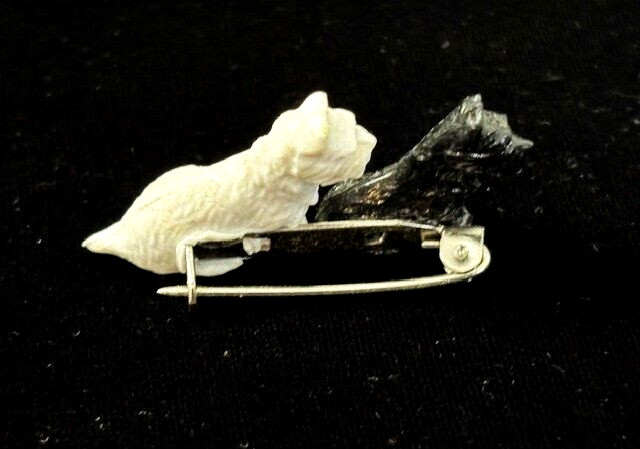 Vintage GREAT BRITAIN Plastic Black White SCOTTY TERRIER DOGS Pin Badge C Clasp