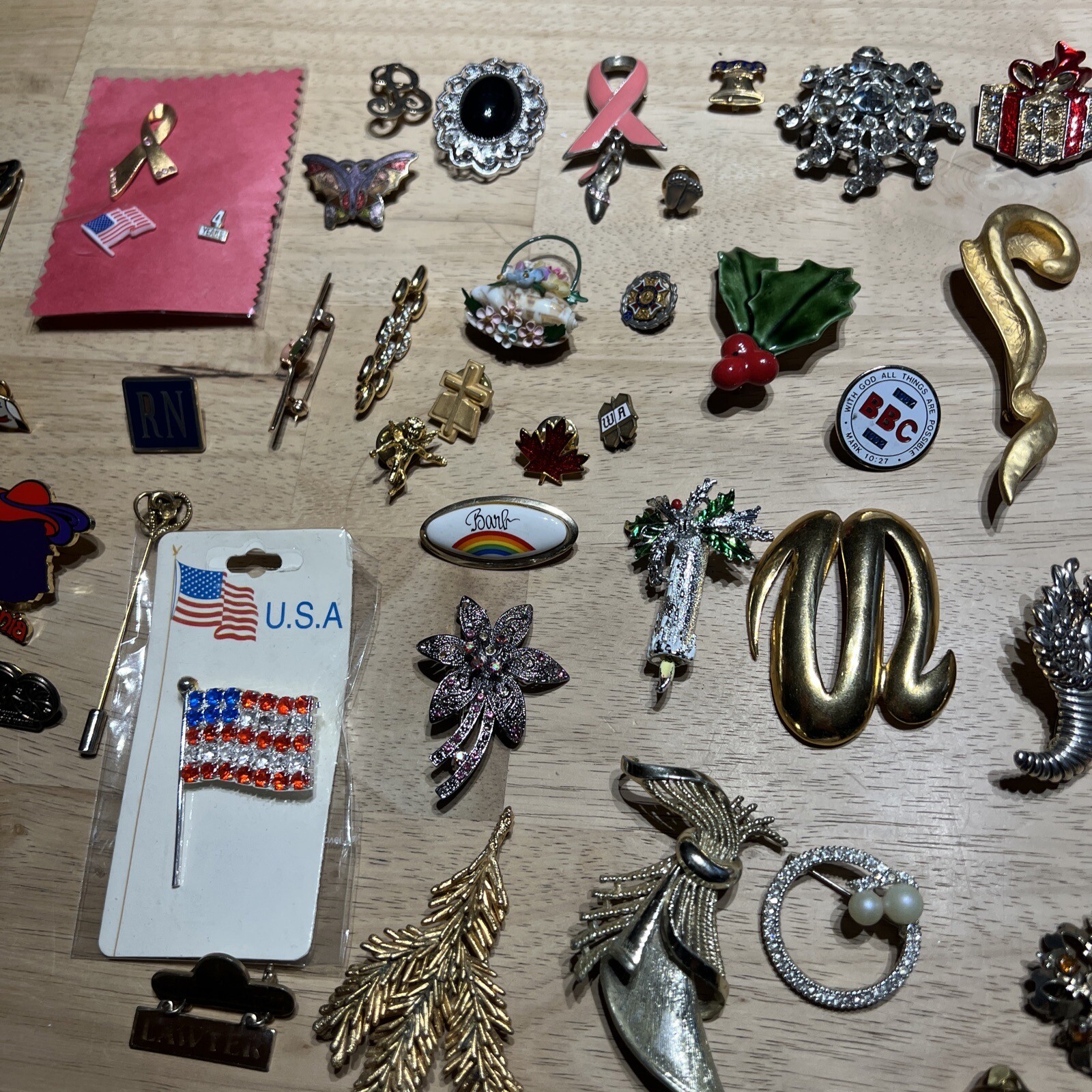 Vintage lot of Assorted Brooches / Pins. 43 Pieces.
