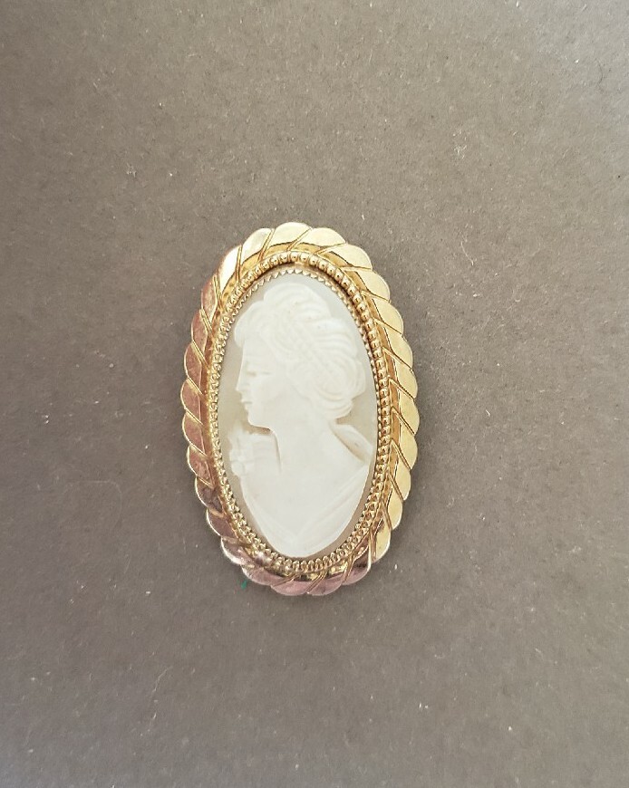Beautiful vintage gold filled carved Cameo brooch pin