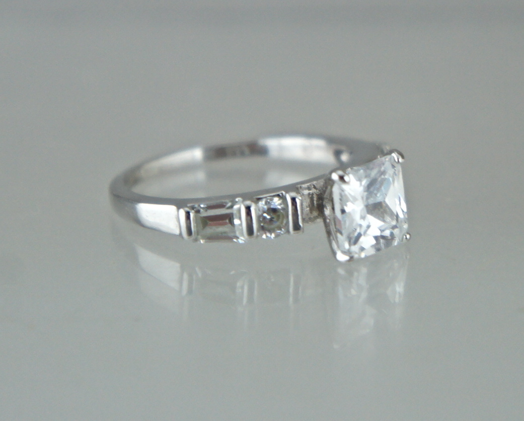 FASHION RING SILVER PLATED PRINCESS CUT RHINESTONE SOLITAIRE SIZE 8.25