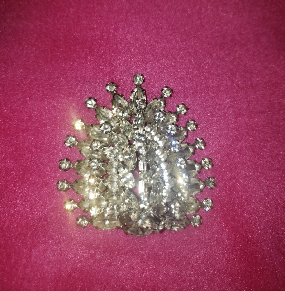 Beautiful Vintage Large Weiss White Rhinestone Brooch. Gorgeous LOOK!