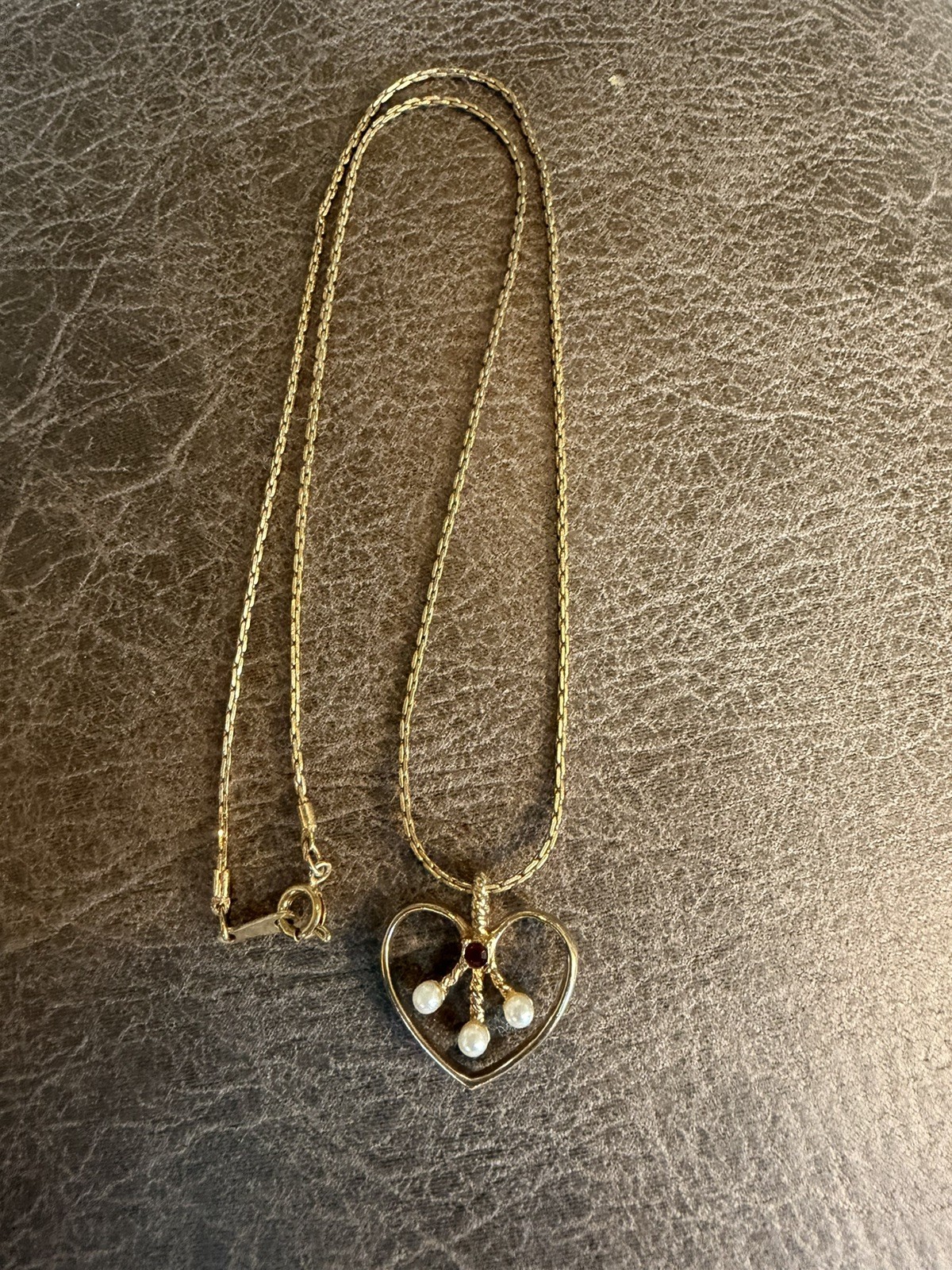 Beautiful Avon Vintage Golden Heart Pendant Necklace