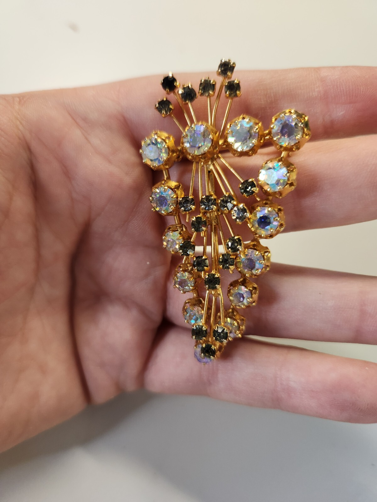GREY & CRYSTAL AURORA BOREALIS RHINESTONE SPRAY BROOCH SPARKLING GOLDTONE FINISH