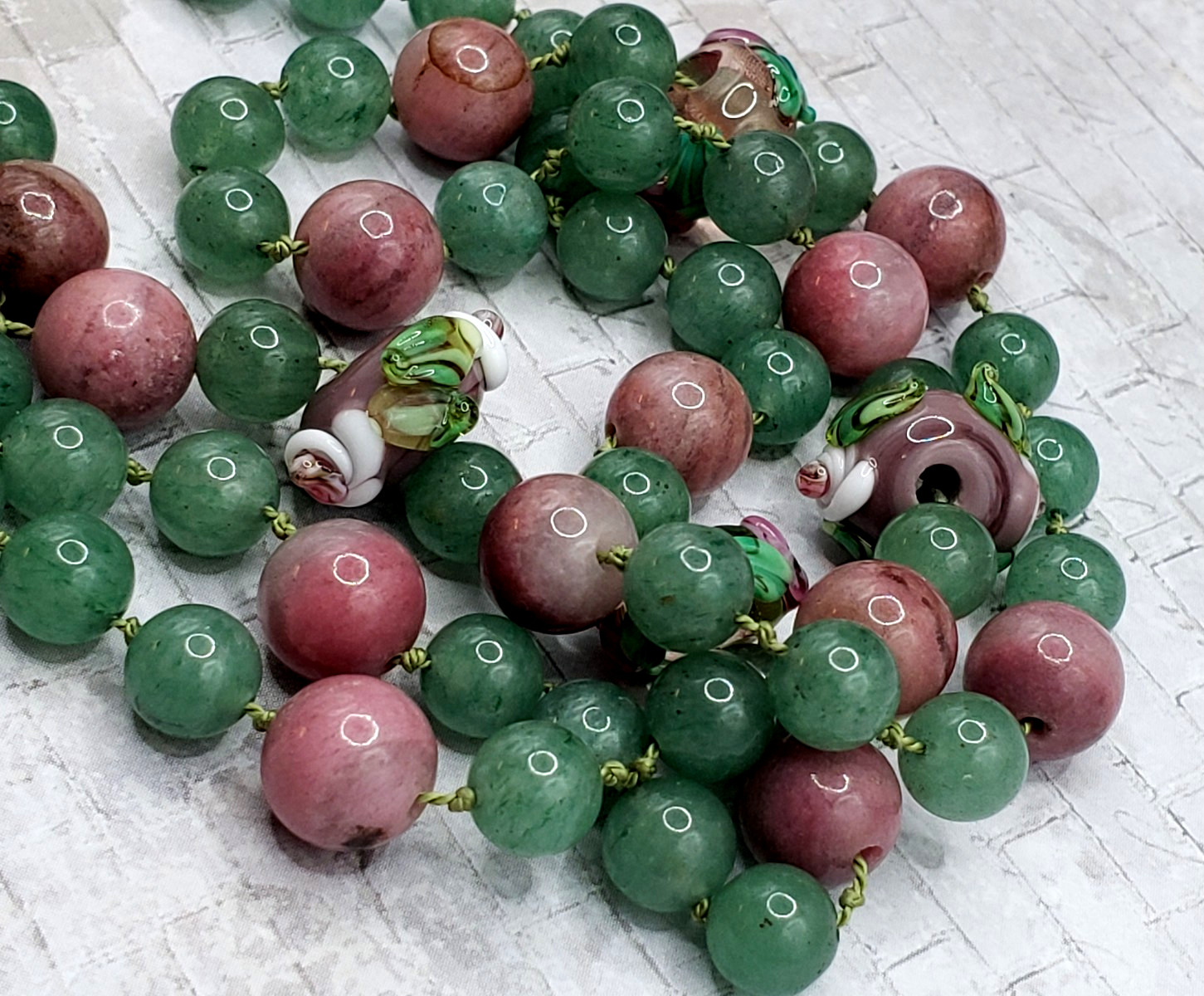 VINTAGE HAND KNOTTED GREEN JADE JADEITE & PINK QUARTZ & GLASS BEAD BALL NECKLACE