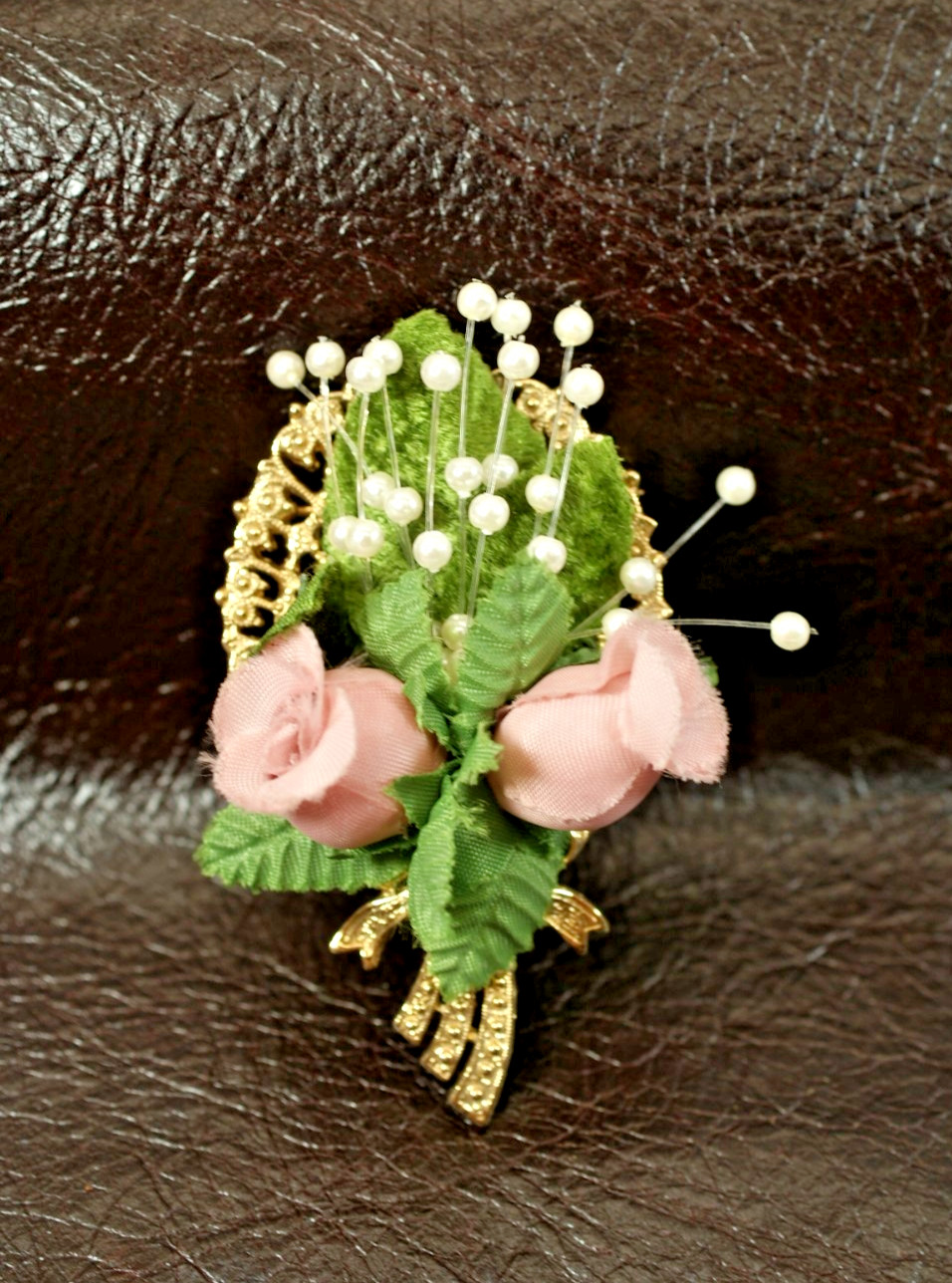 BR69 Vintage Brooch, Pin, Costume Jewelry, Gold Toned, Silk Flowers, Faux Pearls