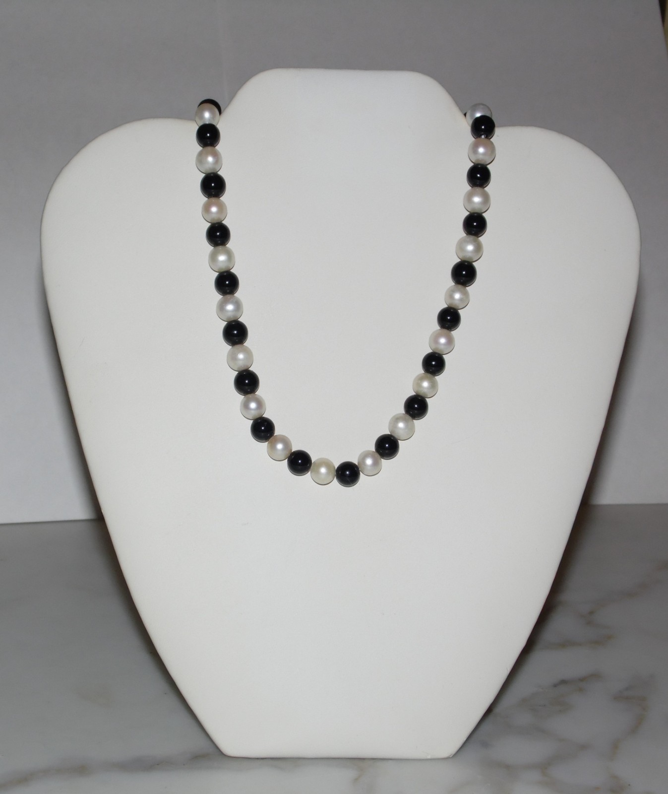 Vintage 14k clasp Yellow Gold Onyx & Cultured Pearl Beaded Strand Necklace 18″