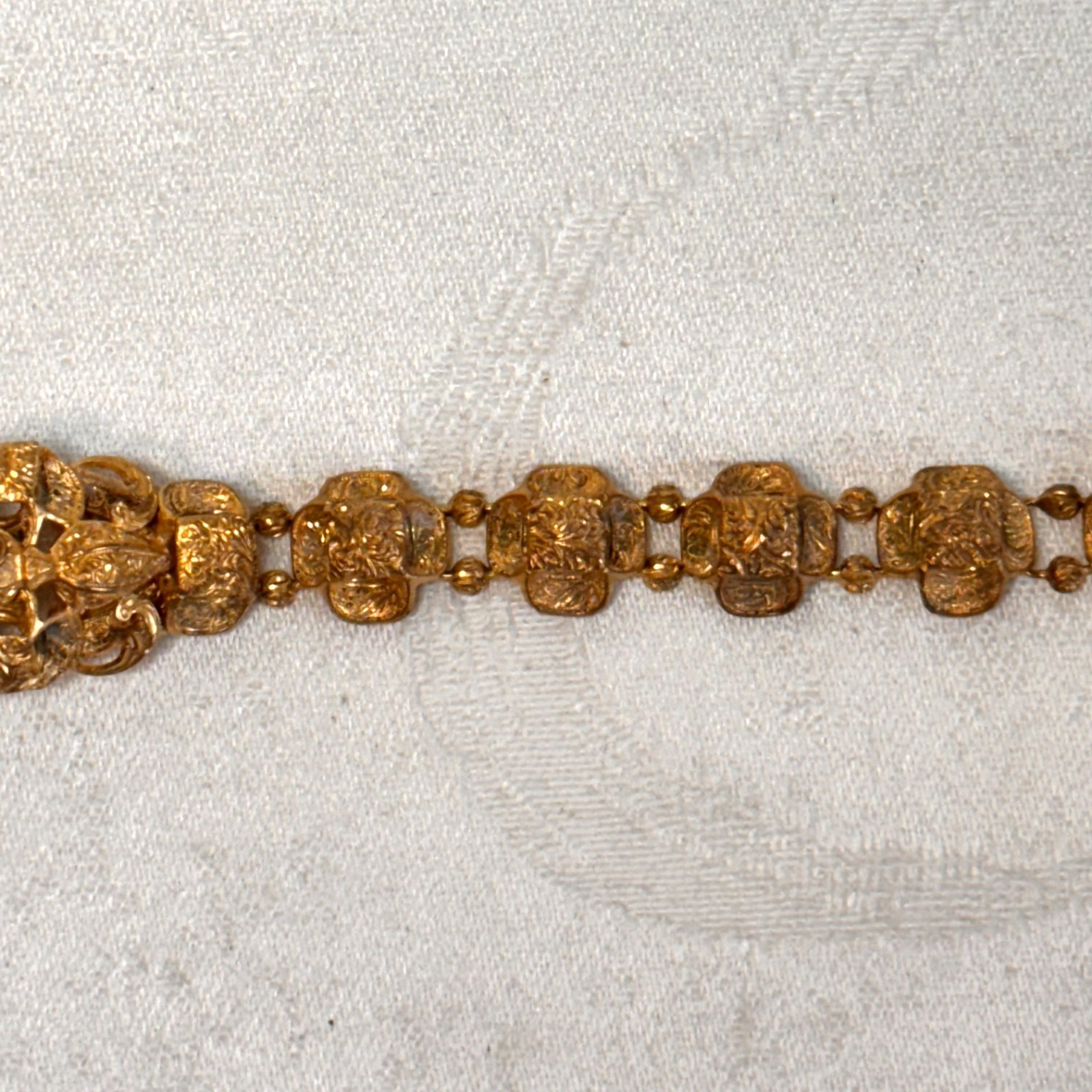 BRACELET goldtone metal temple lightweight box clasp NO BELL vintage 6 1/4″ circ