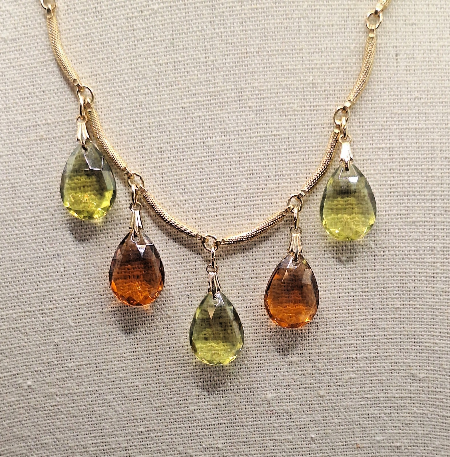 Vtg Sarah Coventry Gold-tone Amber Peridot Green Lucite Teardrops 16″ Necklace