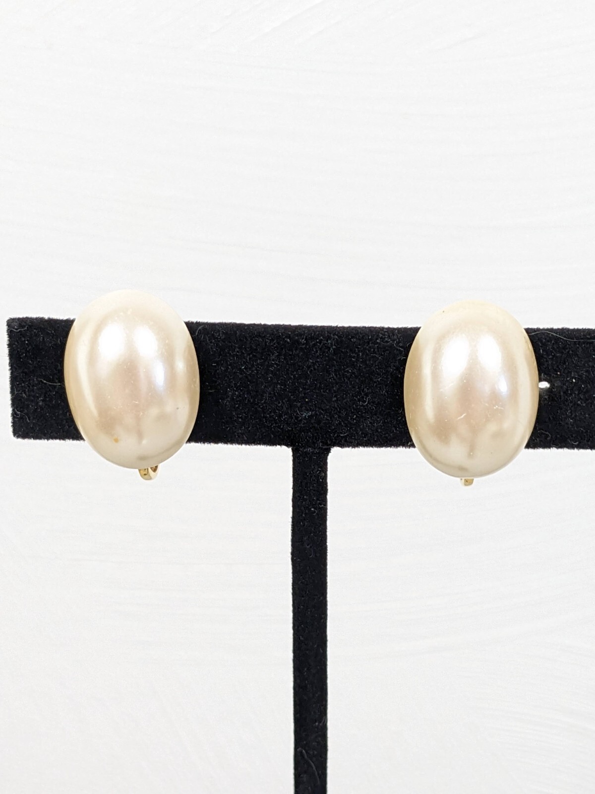Vintage Ivory Color Acrylic Faux Pearl Cream Oval Screw Back Clip Earrings