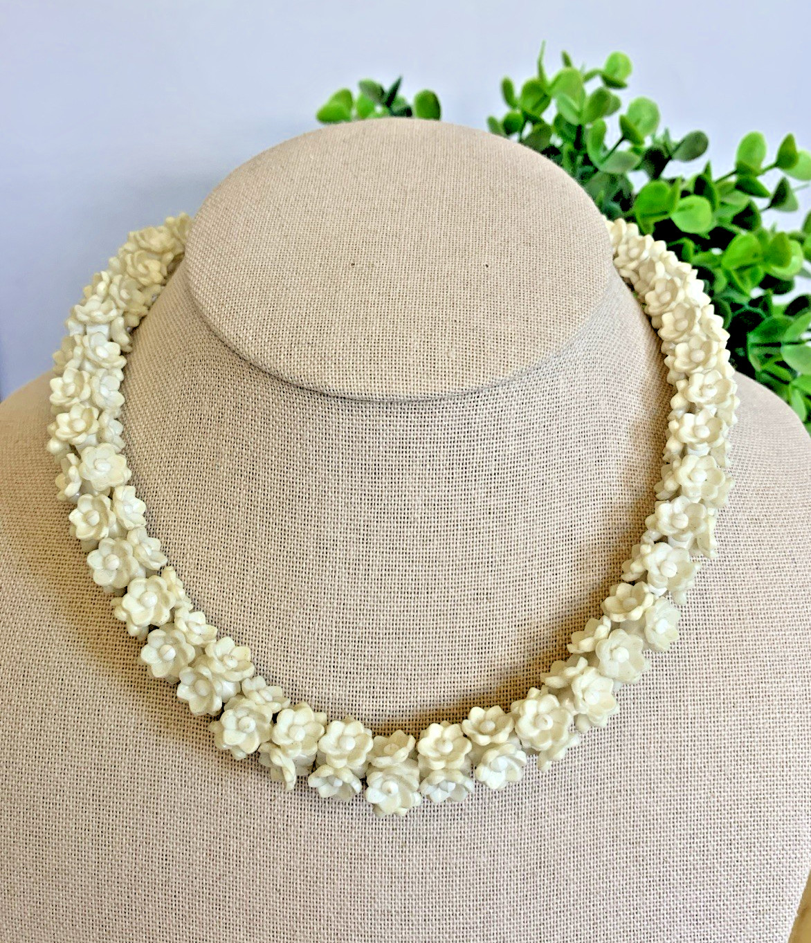 Vintage Trifari White Plastic Flower Necklace Floral Lei Choker Mid Century