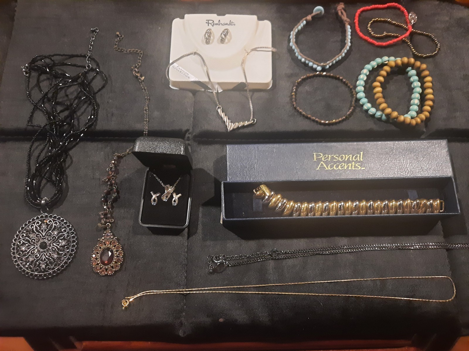 Beautiful vintage to modern wearable jewelry lot of 17 Pieces fashion jewelry
