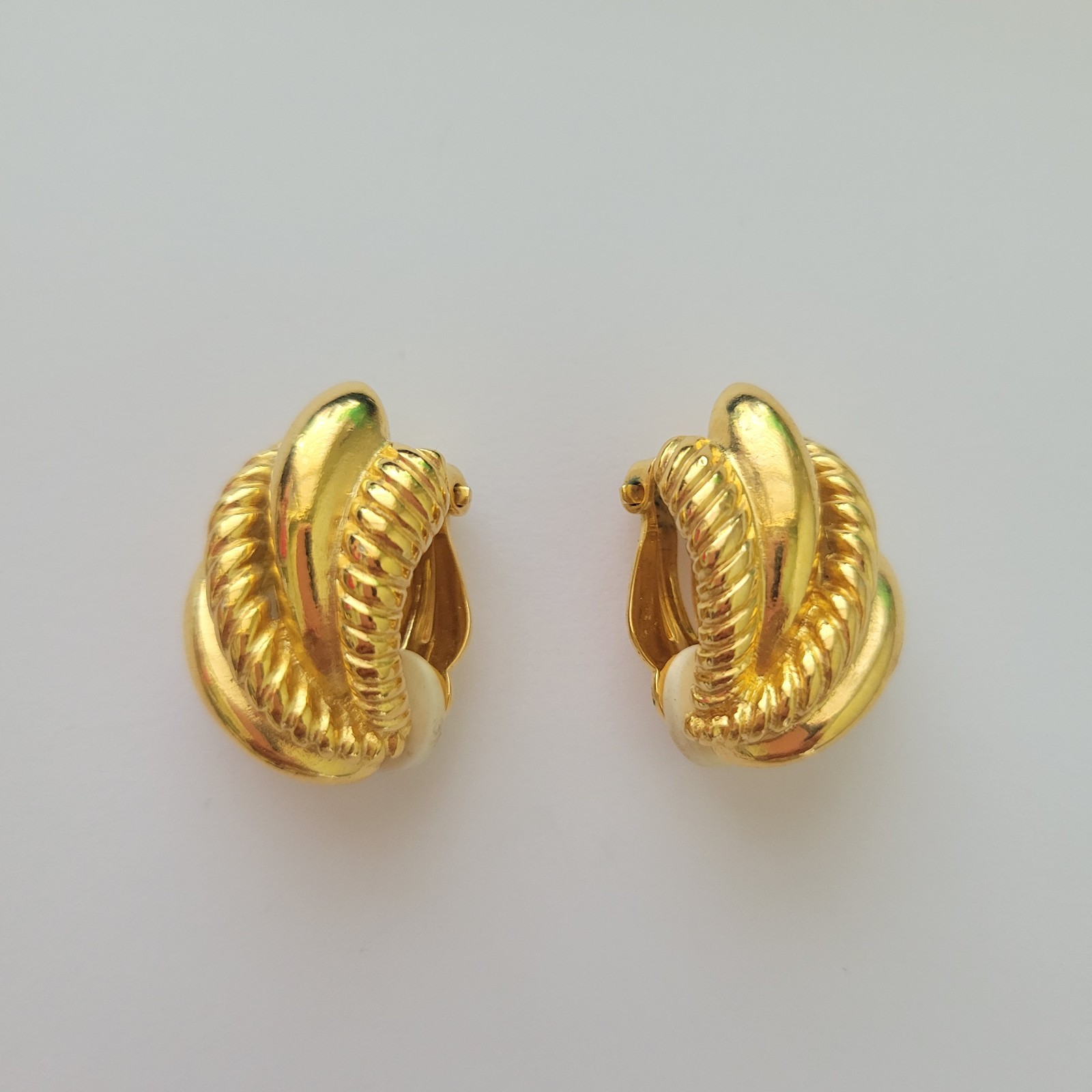 Vintage Premier Designs Gold Tone Clip-On Earrings Ribbed Textured 1.25″ US Made