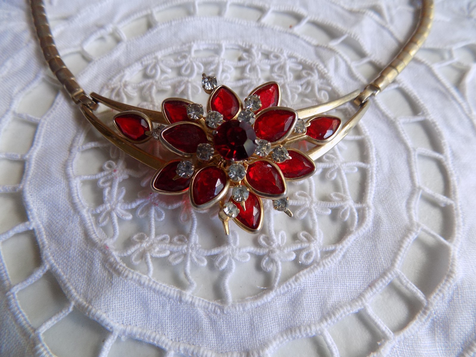 Vintage Gold Tone ChokerNecklace with red & white rhinestone flower centerpiece