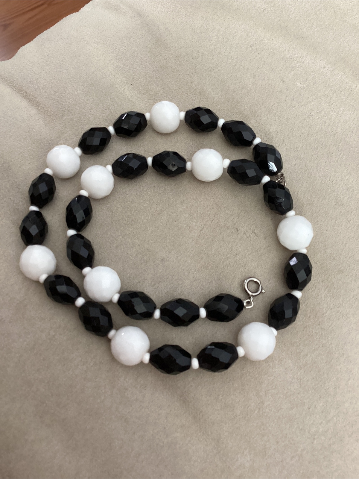 Vintage Black & White Round & Oval Glass Faceted Beaded Necklace 18”