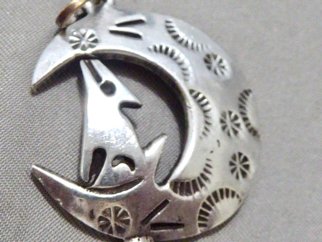 VINTAGE STERLING SILVER MEXICAN WOLF HOWLING AT THE MOON PENDANT 1″ BY 2″