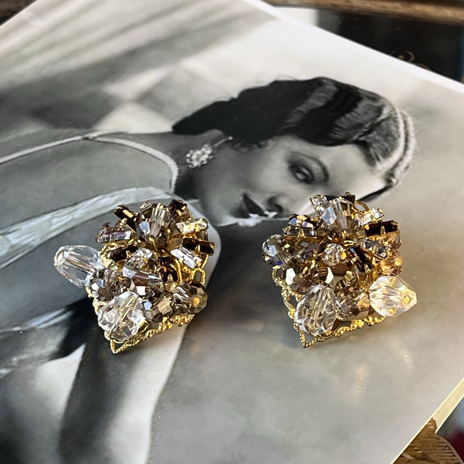 Vintage 1” Clip On Beaded Glass Earrings – Brown Clear – Gold Filigree – c1950s