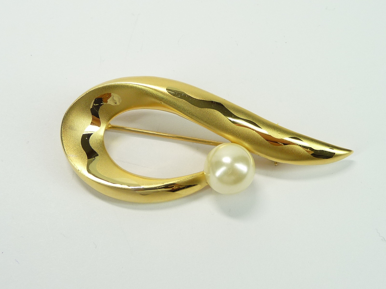 Vintage Estate Brooch Pin Gold Tone Classic Modernist w Faux Pearl USA Seller