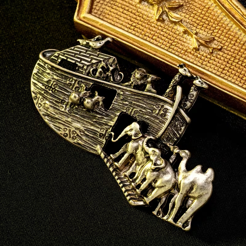 Vintage Animal Ark Brooch – Engraved Zinc Alloy – Court‑Style Design –