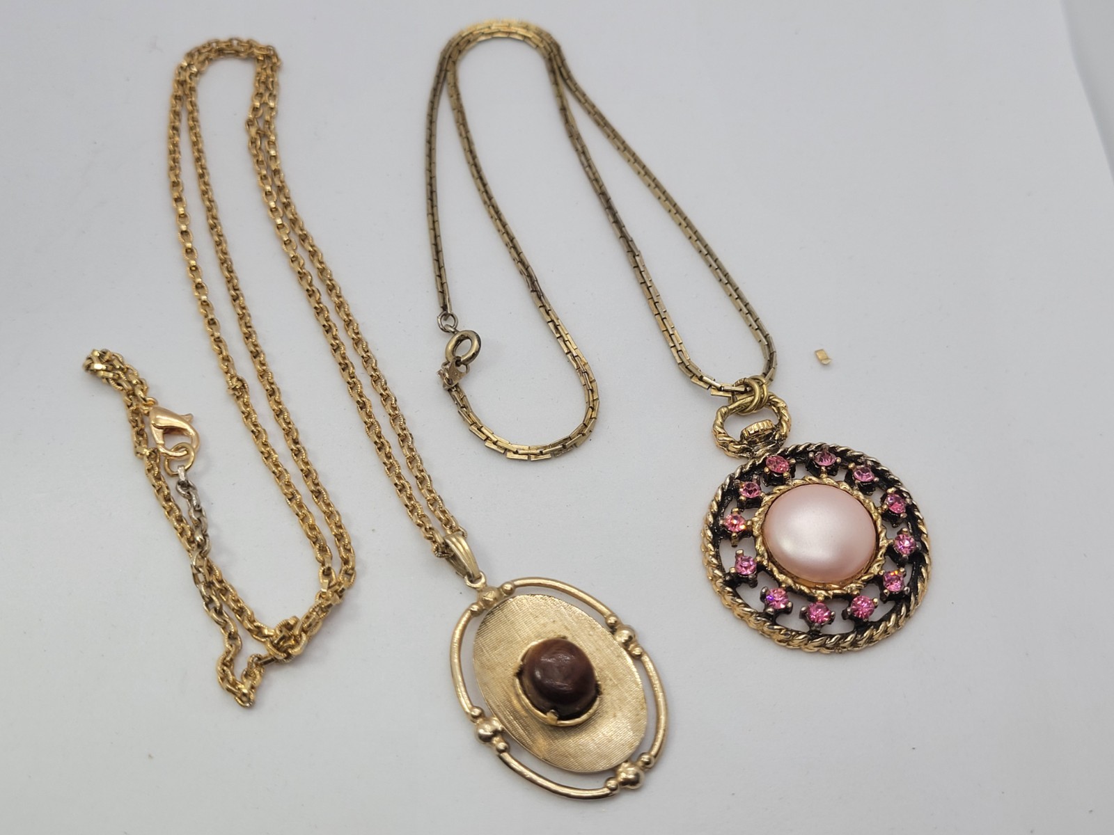 Vintage Gold Tone Necklace Chain Pedant Charm Rhinestones.