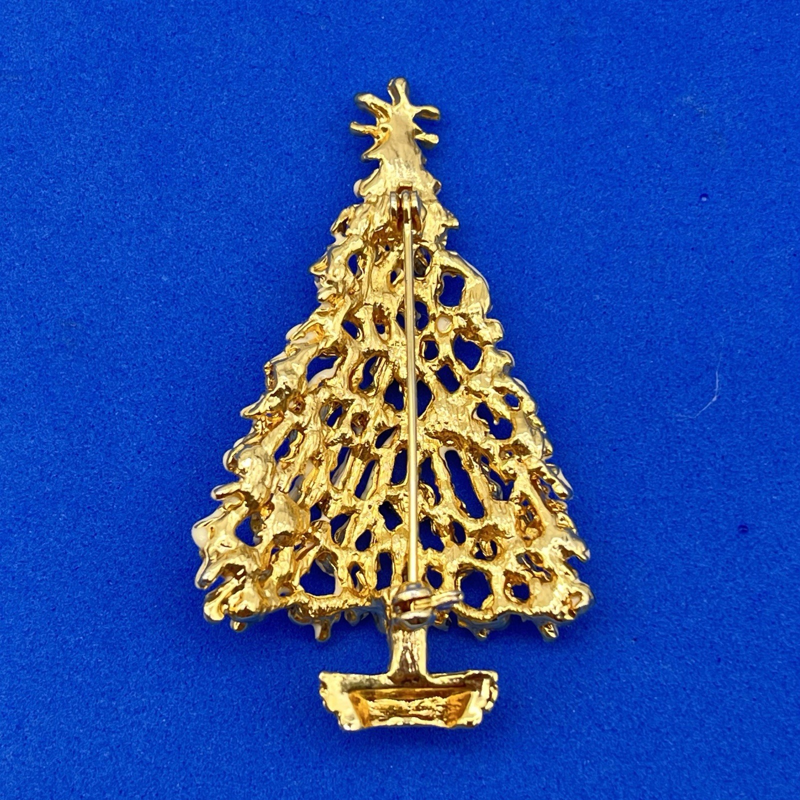 Vintage Christmas Tree Jewelry Set Brooch Clip On Earrings White Snow Frosted