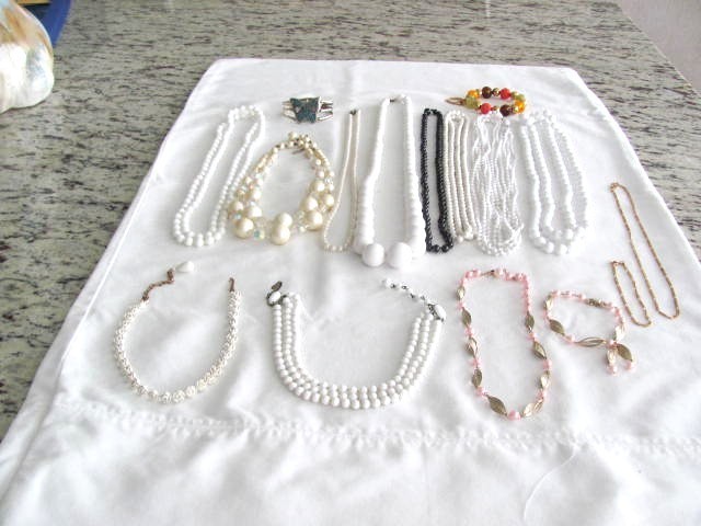 LOT OF 17 PIECES OF VINTAGE COSTUME JEWELRY NECKLACES & BRACELETS ALL WEARABLE