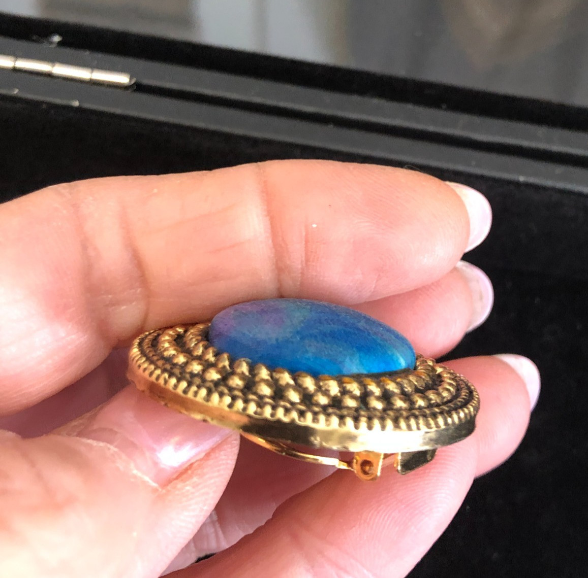 vtg 80s 90s Gold-Tone Scarf Clip 1 1/2″ Blue Pink Swirl Fabric Center