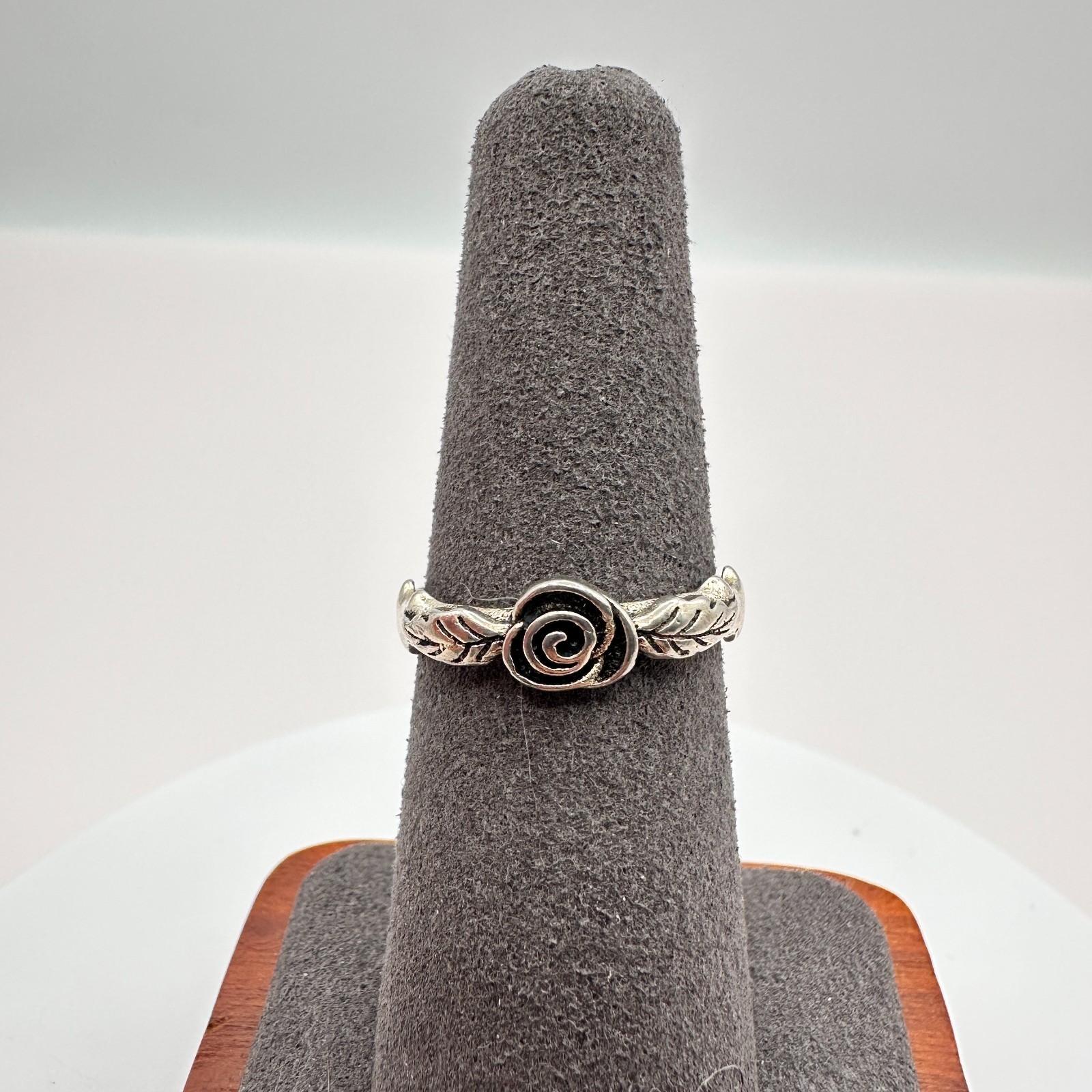 Vintage 90s Silver Tone Rose Flower Leaf Ring Women’s Classic Fashion Jewelry