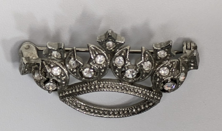 VTG Small 1 5/8″ x 1″ Textured Silver Tone Crown Rhinestone Brooch Pin