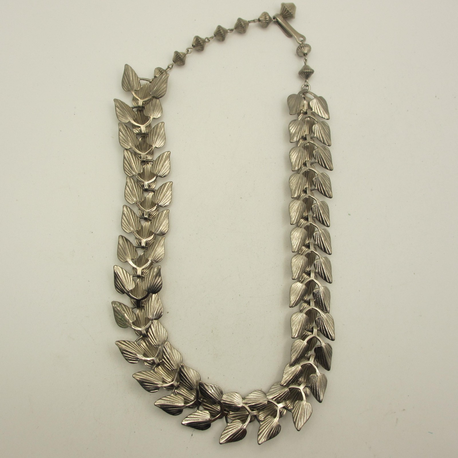 Vintage Ribbed Leaf Necklace Silver Tone Choker 16 Inch