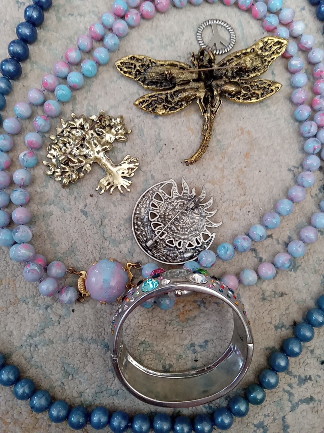 Random Lot of 3 Jeweled Pins/Brooches 2 Faux Pearl Necklaces and 1 Geneva Watch