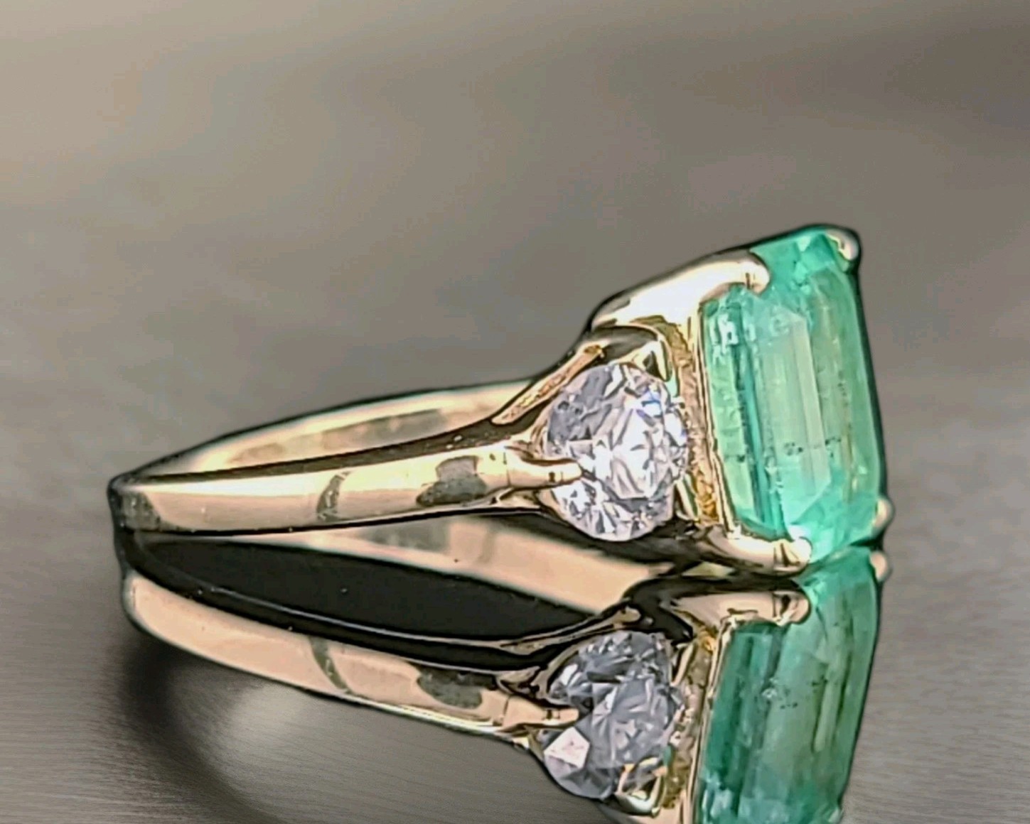 Vintage 14k Yellow Gold Engagement Ring 3.01CT. Natural Green Colombia Emerald