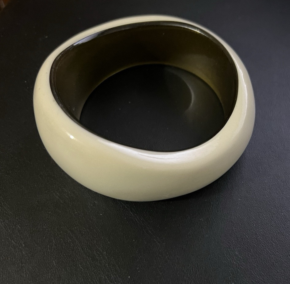 Vtg Chunky resin Acrylic Plastic Wide Bangle 8″ width 1-1.50″ graduated