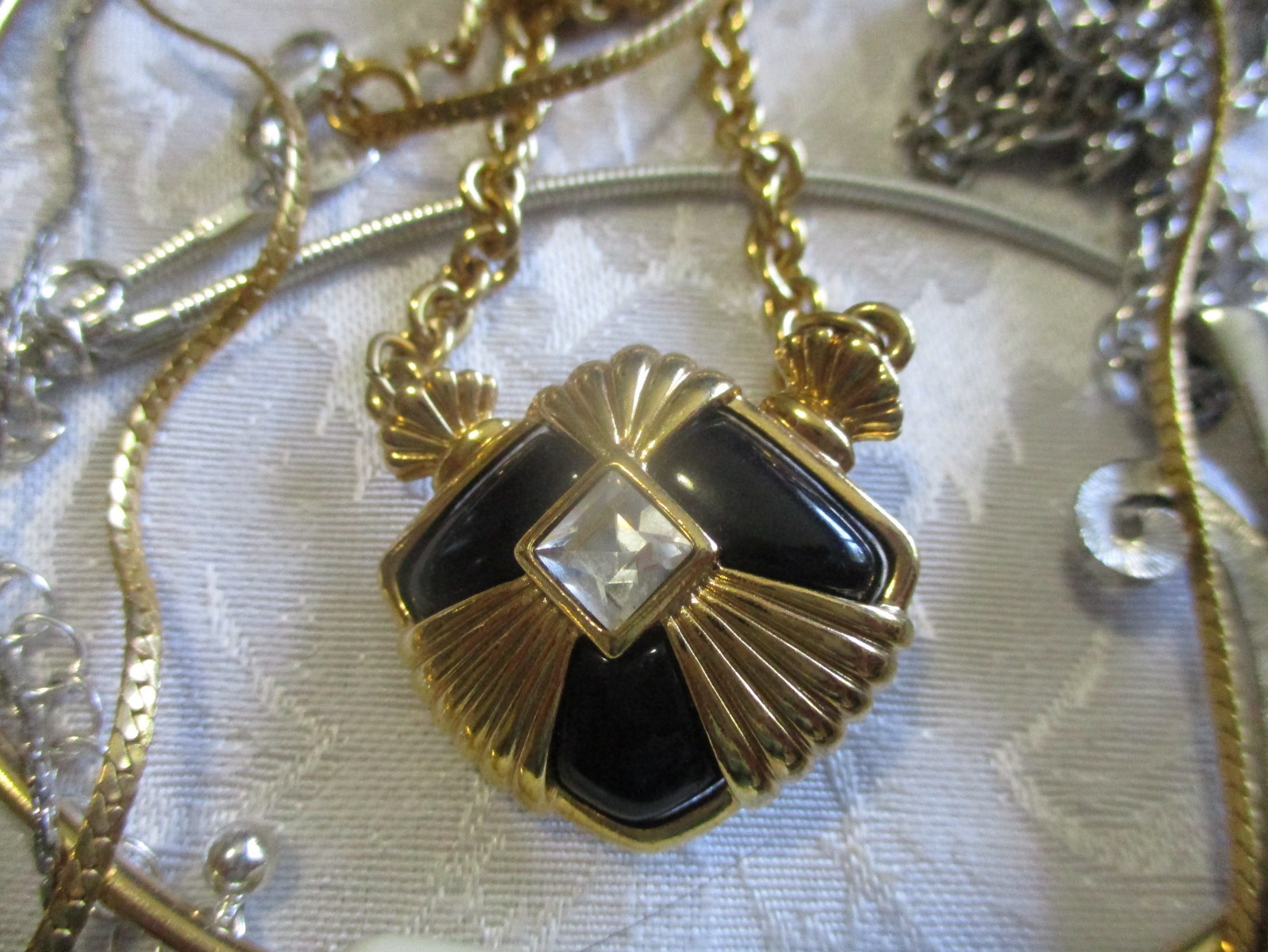 VINTAGE JEWELRY LOT 50 ALL SIGNED AVON NECKLACE BRACELET BROOCH PIERCED EARRINGS