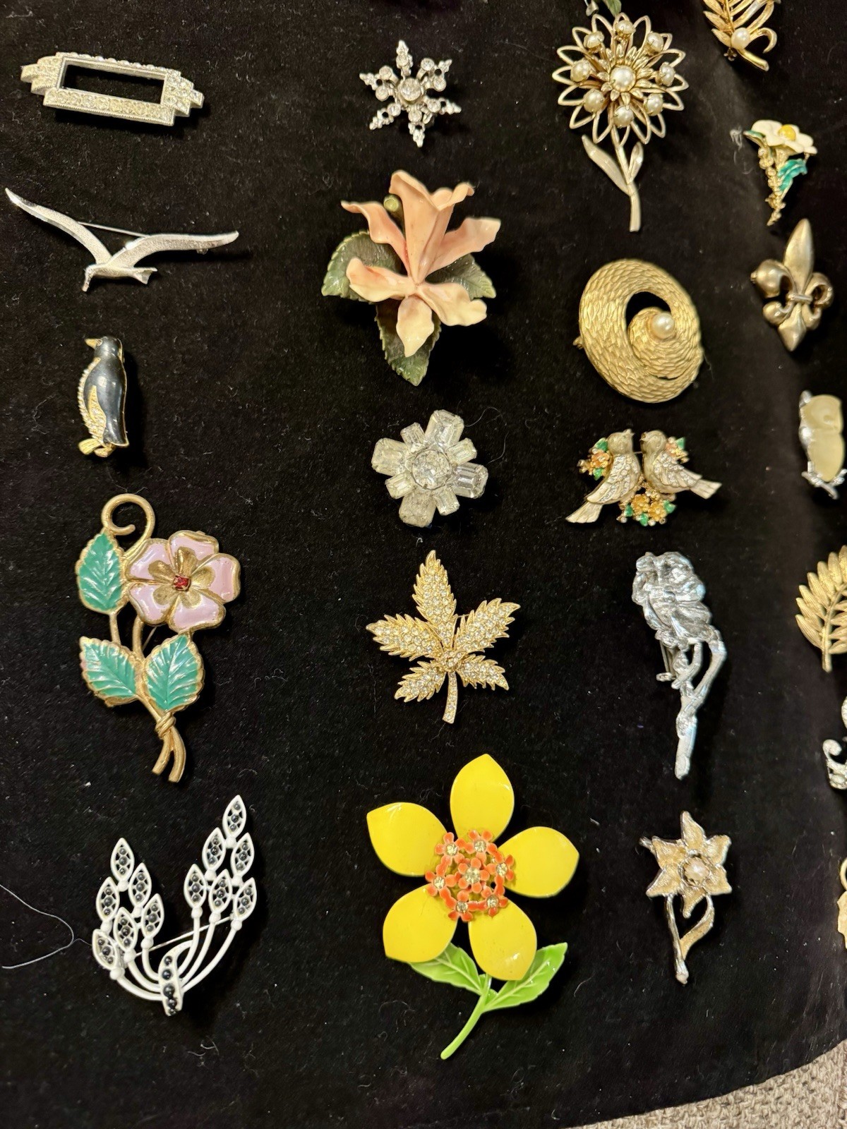 175 Pieces Estate Collection Vintage Brooches Coro, Kramer, Gerry’s, Ora Lisner