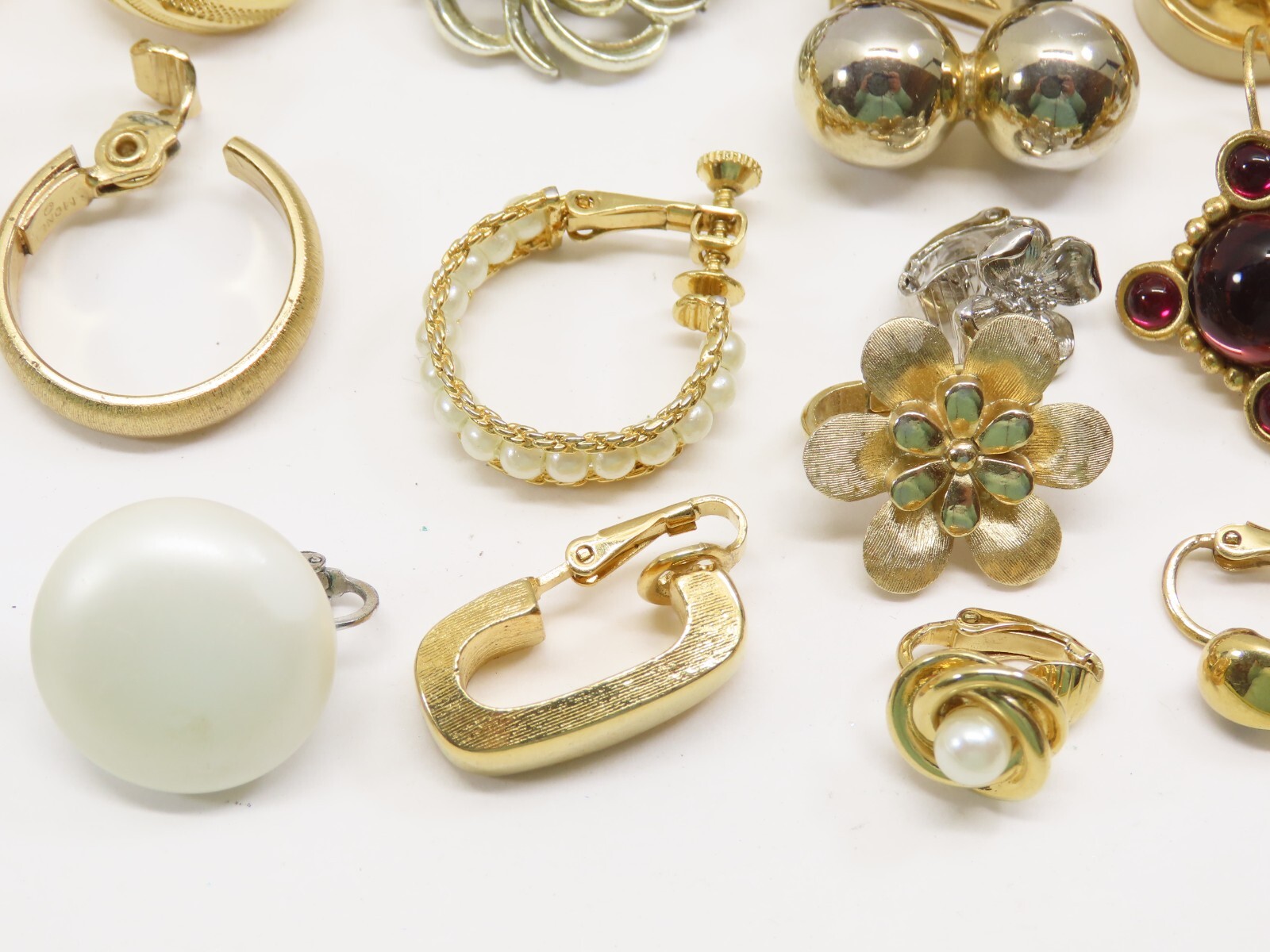 Single Earrings Lot ALL SIGNED 14 Crown Trifari Richelieu Monet + VTG 50+ D2216