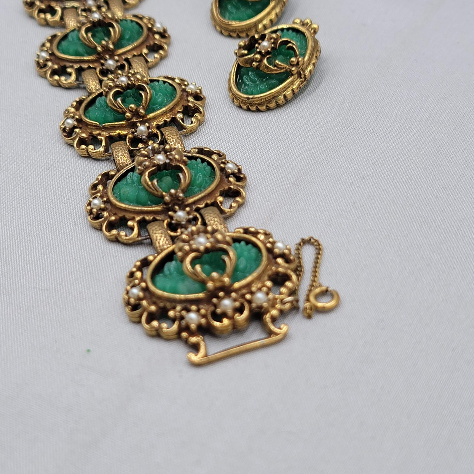 Judy Lee 1968 Spanish Moss Molded Jade Glass Cabochon Bracelet Earrings Set