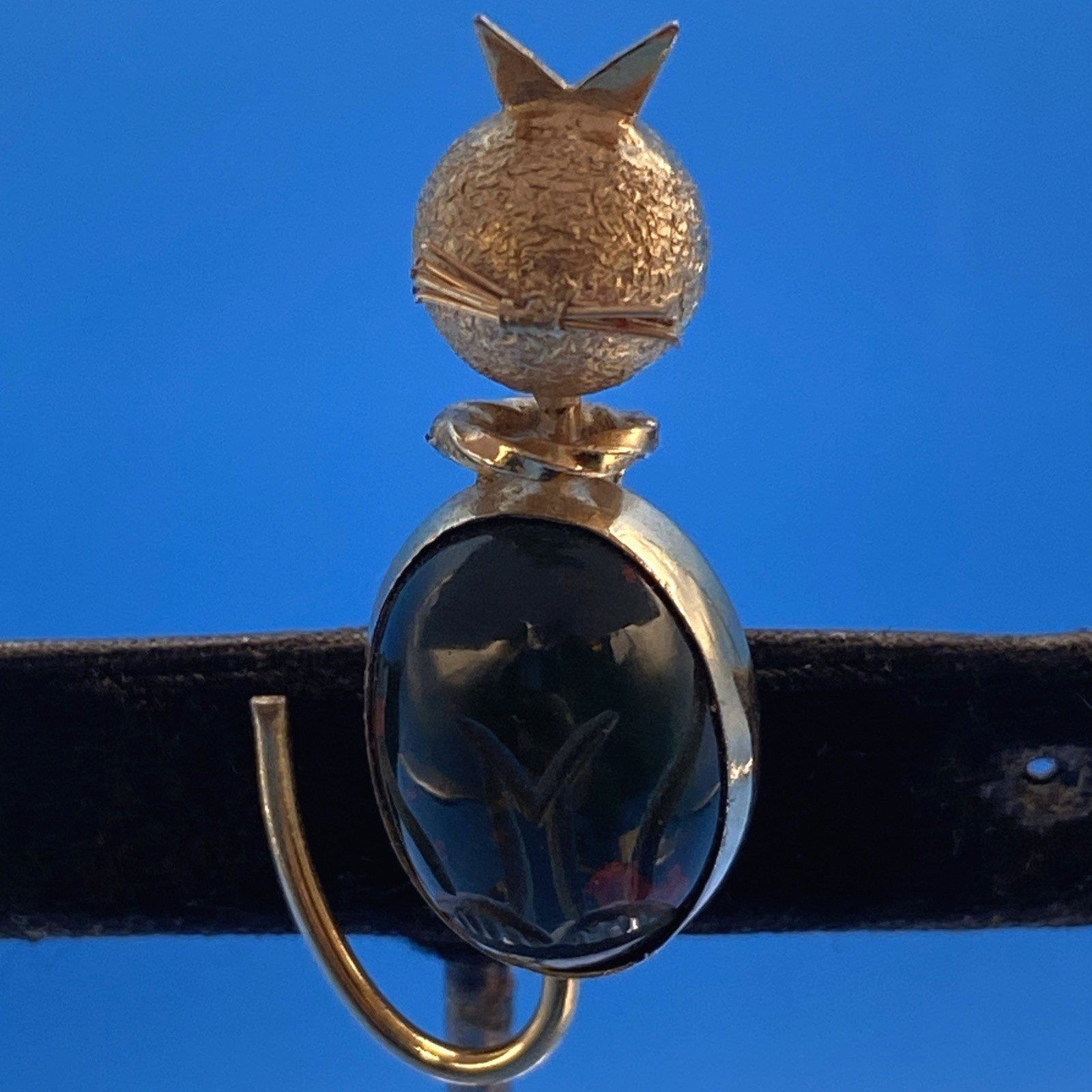 ADMARK signed CAT PIN Brooch vintage Gold Filled semi-precious carved bloodstone