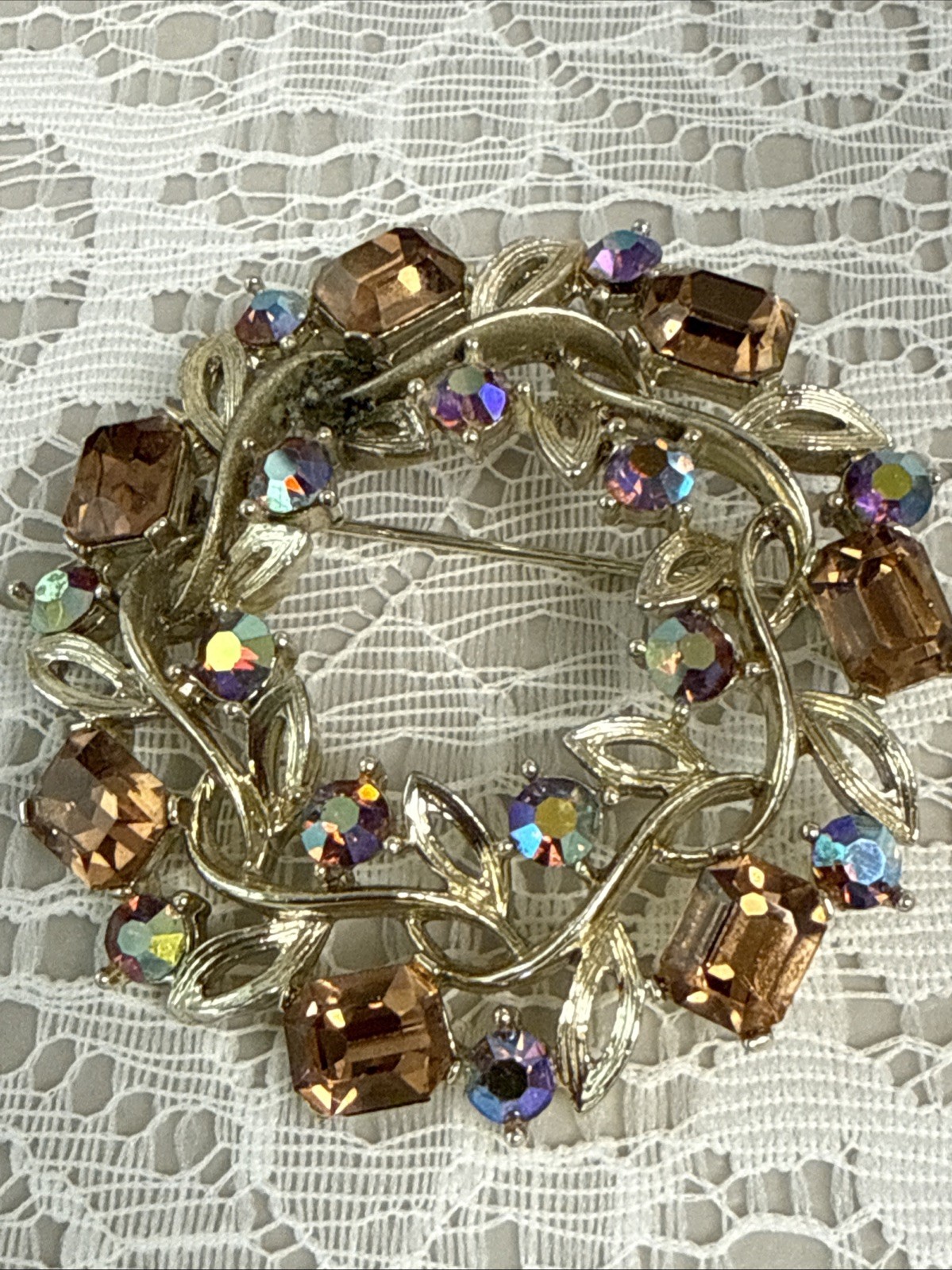 Lisner Vintage Broche Signed 2” D