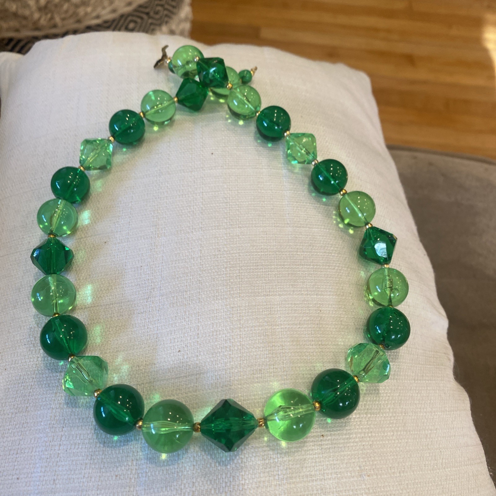 VINTAGE ART DECO GRIPOIX TEXTURED GREEN GLASS BEAD NECKLACE