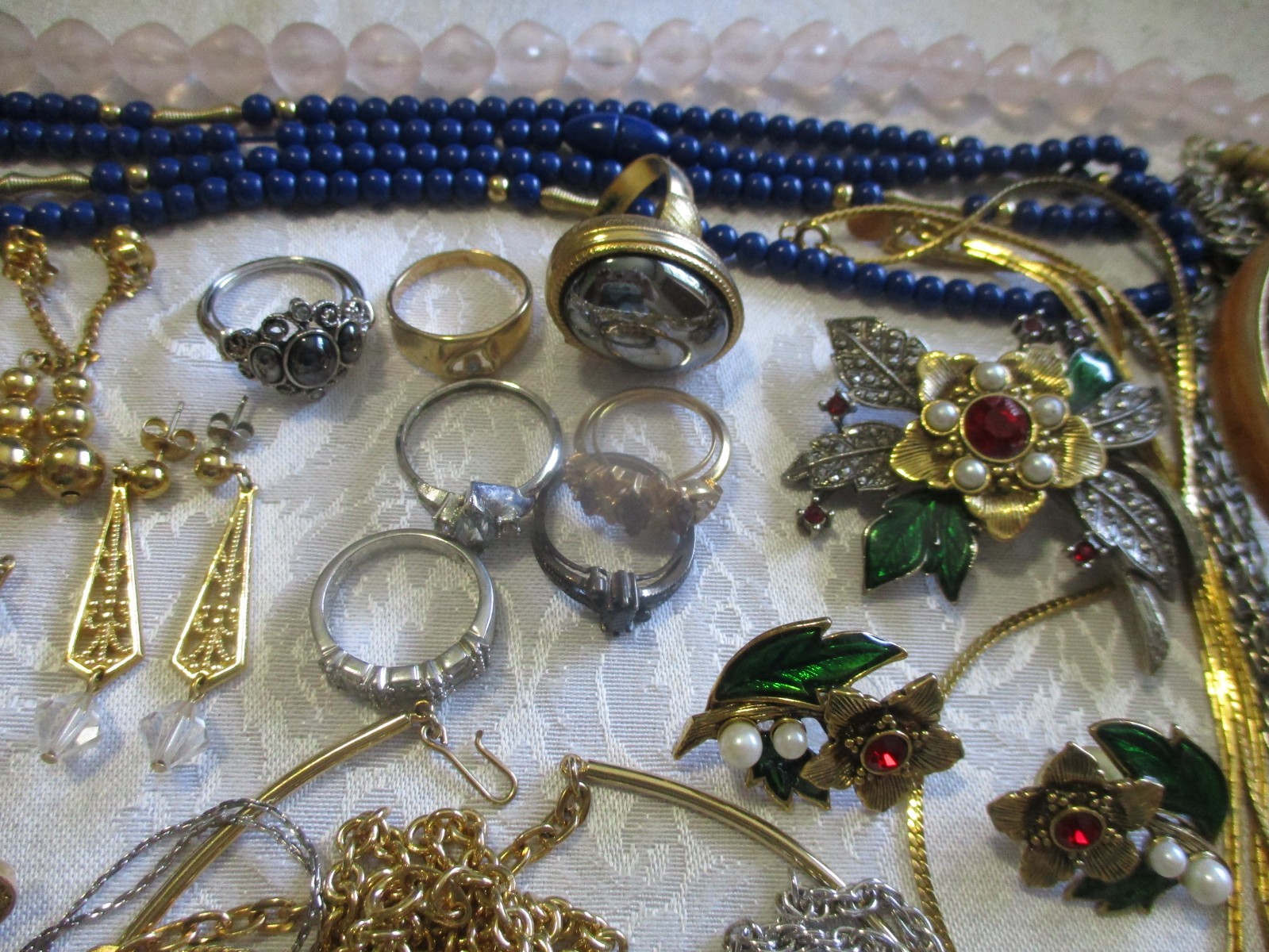 VINTAGE JEWELRY LOT 50 ALL SIGNED AVON NECKLACE BRACELET BROOCH PIERCED EARRINGS