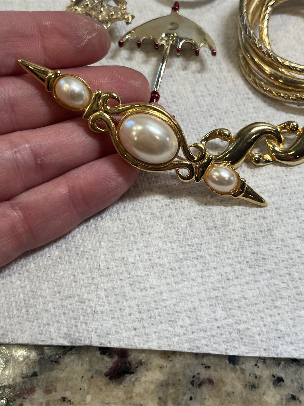 Vintage Brooch Pin Lot Gold Tone Silver Tone Mixed Materials 33 Pc Stones Ect