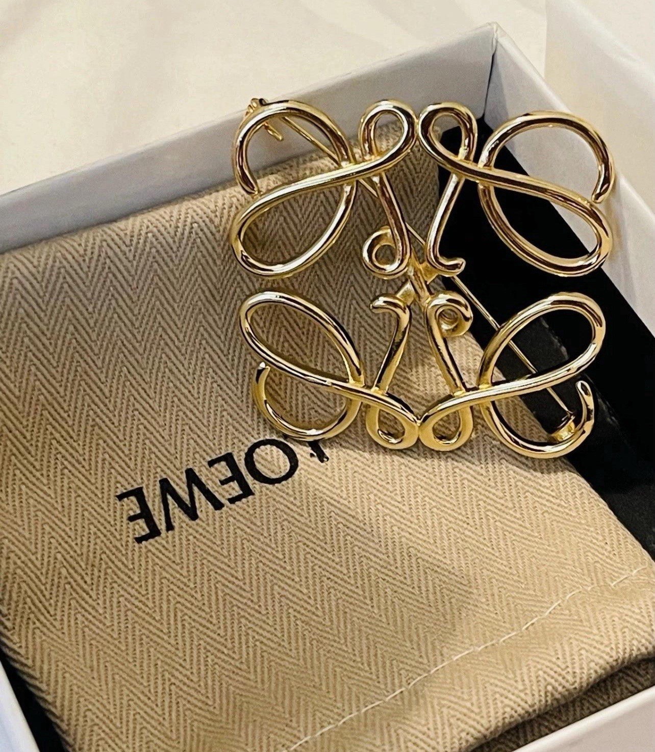 Loewe Vintage Golden Anagram Brooch Pin Stainless Steel Gold/giftbox