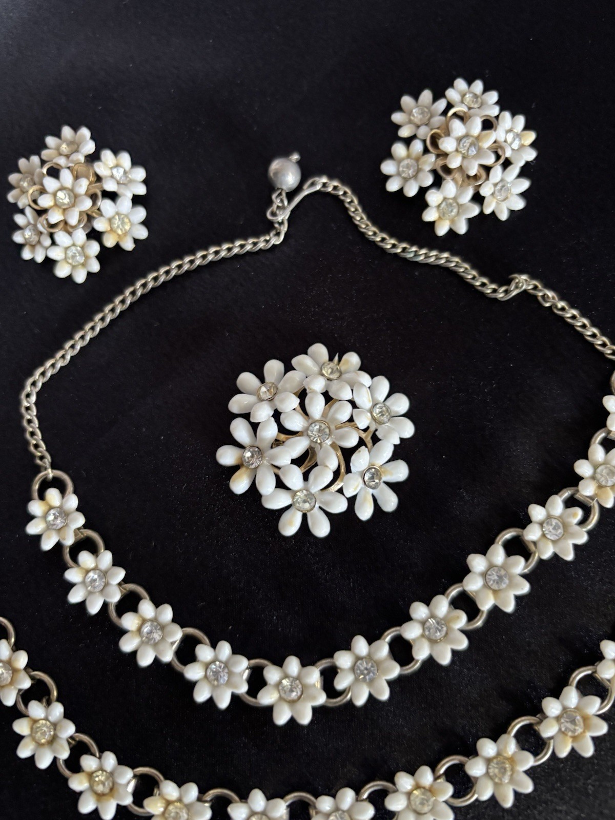 Vtg White Daisy Necklace Bracelet Brooch Earrings Parure Set Gold Toned Gift Box