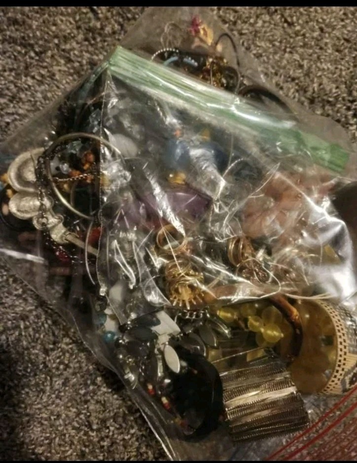 2 Pounds Jewelry Costume Vintage Mix LBS necklaces bracelets pins rings etc lbs