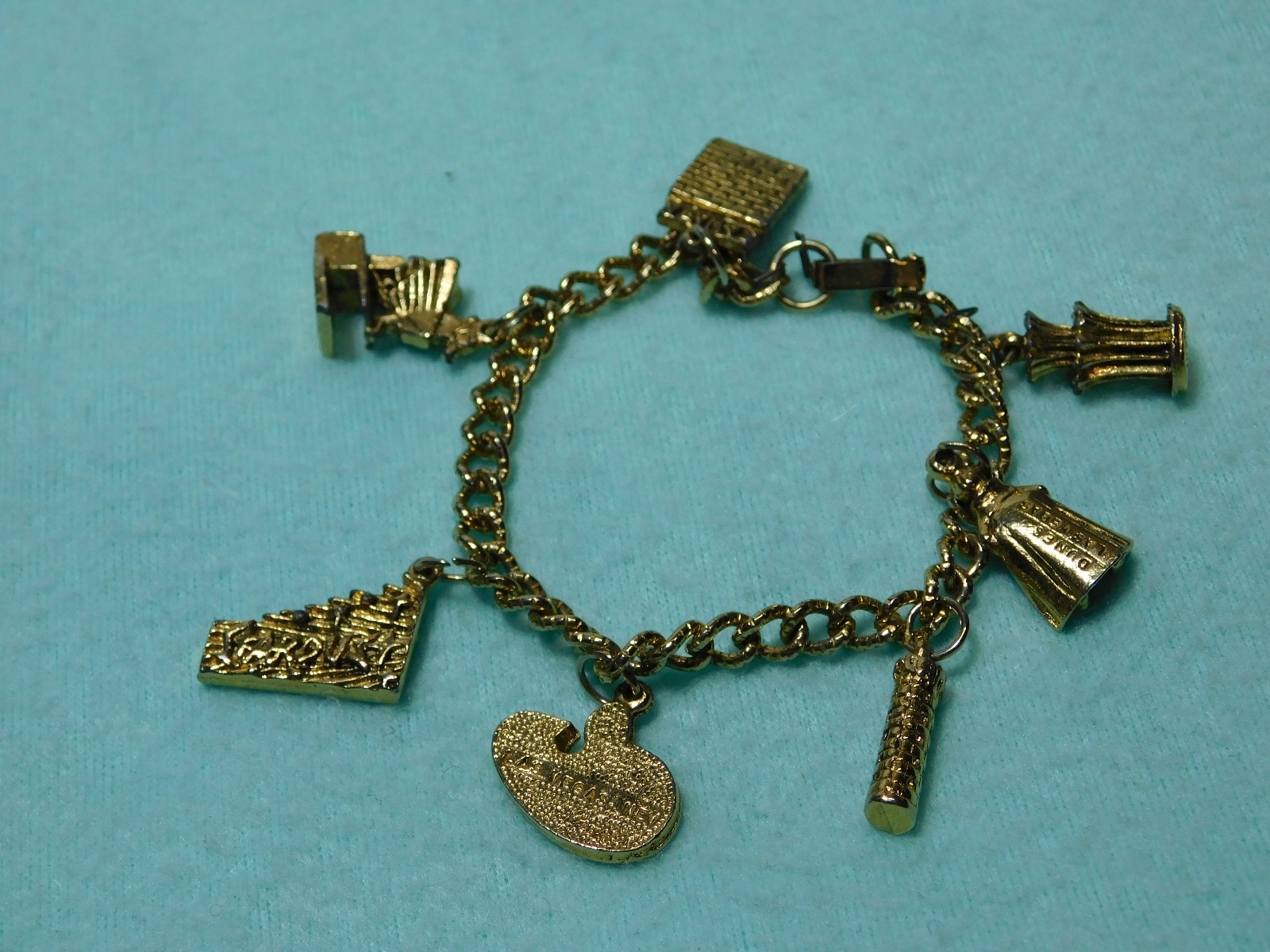 Vintage 7 1/4″ Las Vegas Casinos Charm Bracelet in Very Good Condition