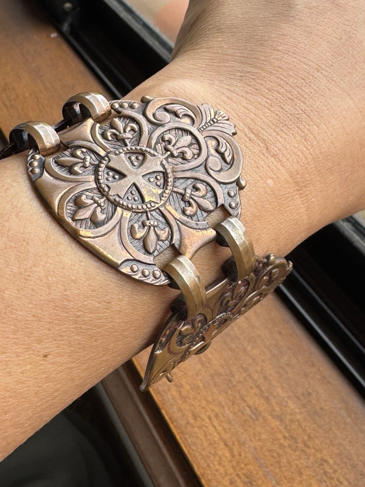 ANTIQUE BRONZE HUGE BANGLE CROWN BRACELET VINTAGE 7”-45g.