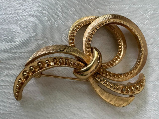 Vintage Monet Gold Tone Ribbon Swirl Brooch – 2″ x 2¼” – Signed – Excellent Cond